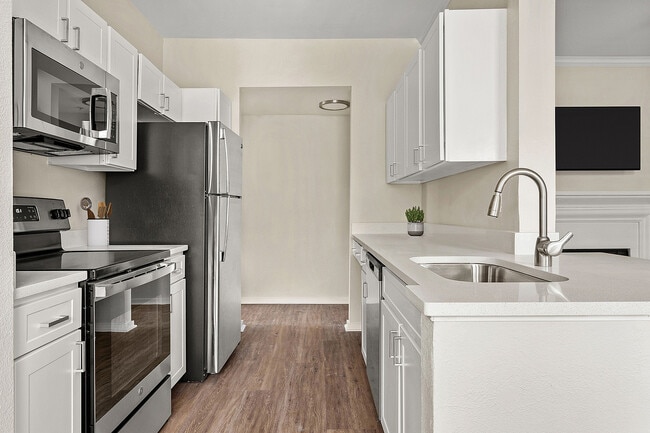 C243040_VillagesofCypressCreek_2b2bROI2_Kitchen_02 - The Villages of Cypress Creek