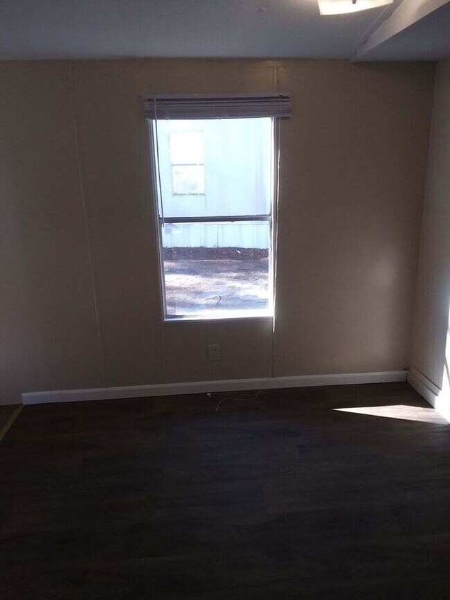 Building Photo - Nicely updated mobile home available now!