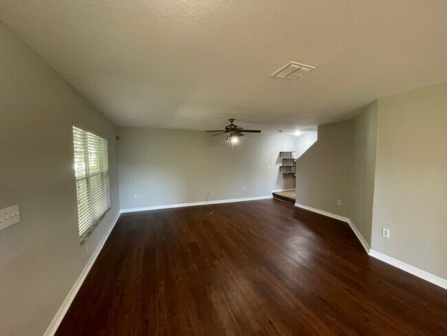 Building Photo - Beautiful End-Unit Townhome in Gated Eilan...
