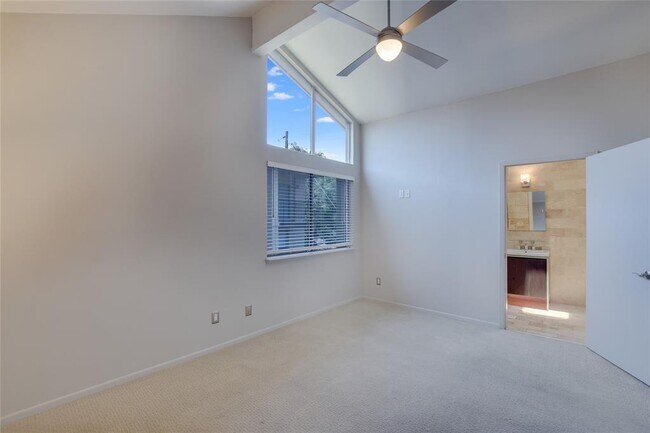 Foto del edificio - 7122 Wood Hollow Dr