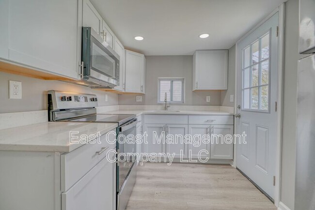 Building Photo - 1537 Mitchell Ln
