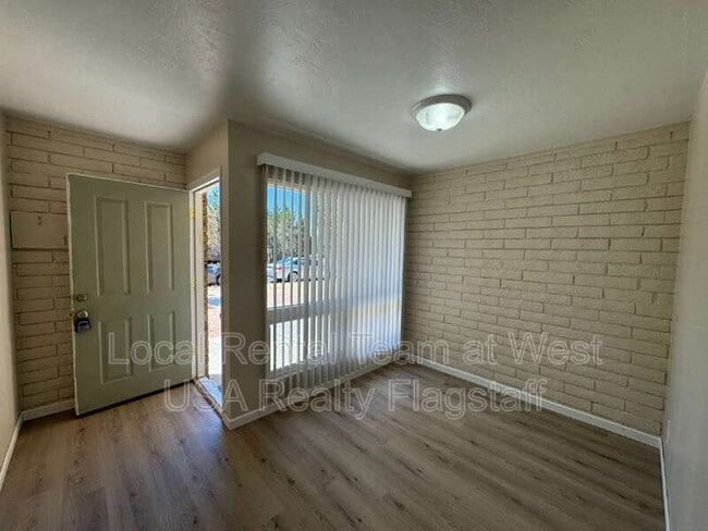 Photo - 702 E Crestview Ave Townhome