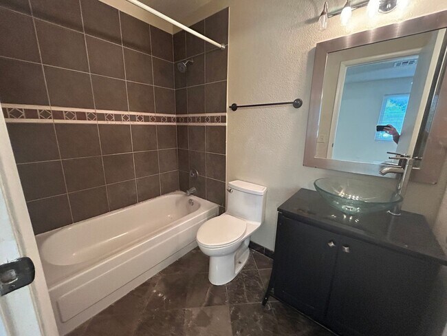 Foto del edificio - 2 Bedroom 2 bath Condo!
