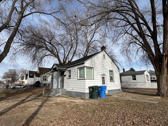 Building Photo - Four bedroom two bath near ISU - and detac...