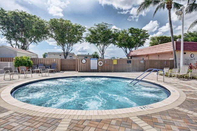 Foto del edificio - 643 Brittany Ct