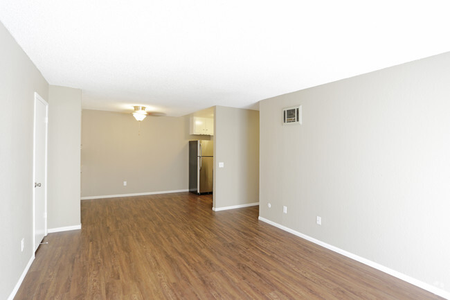 1 BR, 1 BA - 610 SF - Country Apartments