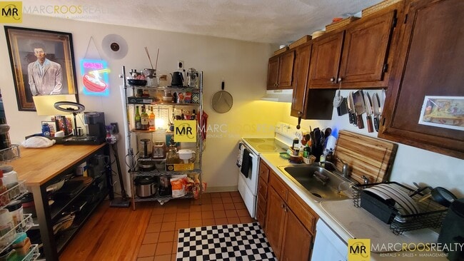 Building Photo - 251 Kelton St