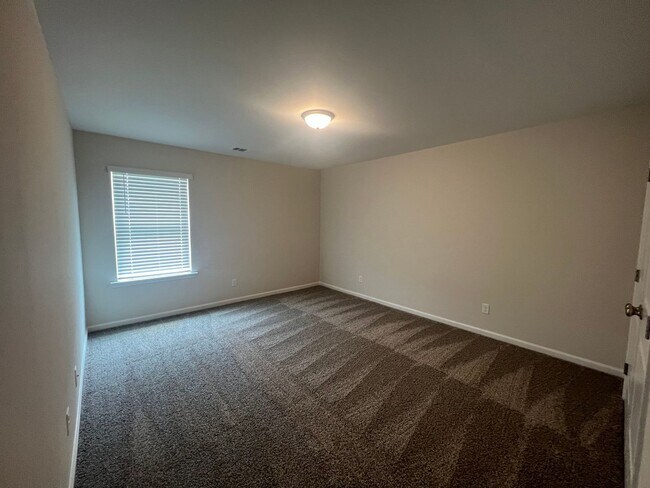 Foto del edificio - 5 bedroom, 3 bath home in Savannah, near I-16