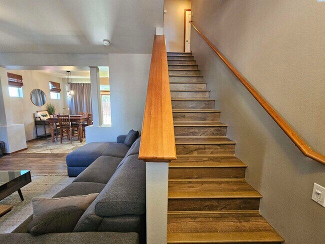 Foto del edificio - Well Kept Townhouse with Yard Care Included