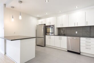 Building Photo - 3468 Rue Drummond