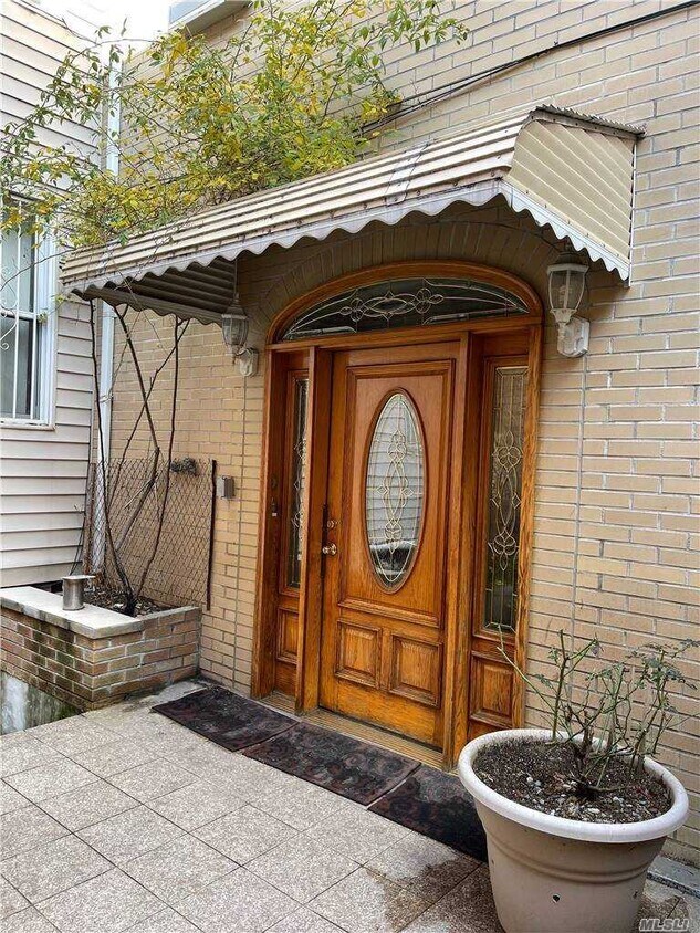Primary Photo - 1599 Gates Ave