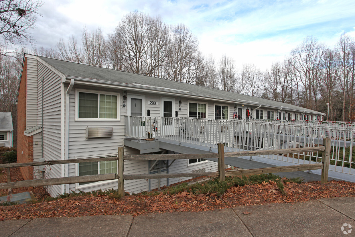 Primary Photo - Country Village Apartments