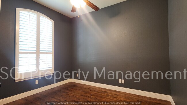 Foto del edificio - 5621 Grove Cove Dr