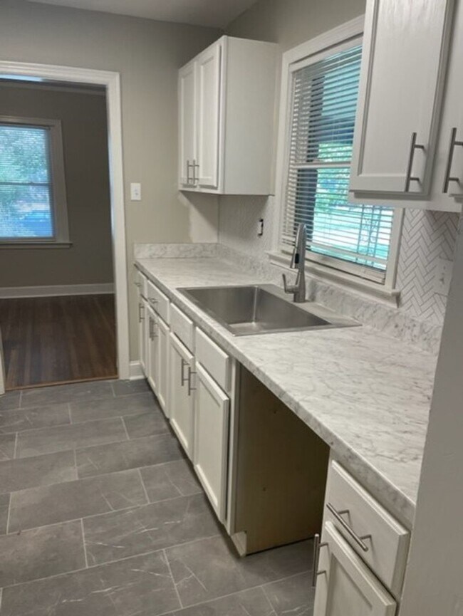 Building Photo - Spacious 3 bedroom 1 bath near Willow and Perkins