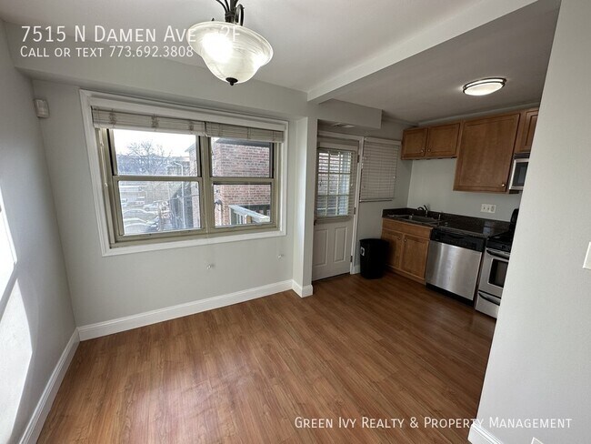 Building Photo - Top floor 1 bed in Rogers Park w/ parking ...