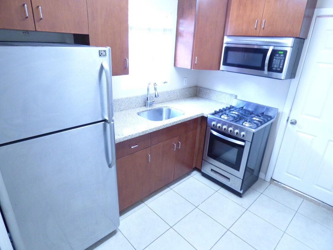 Primary Photo - 3323 Barham Blvd