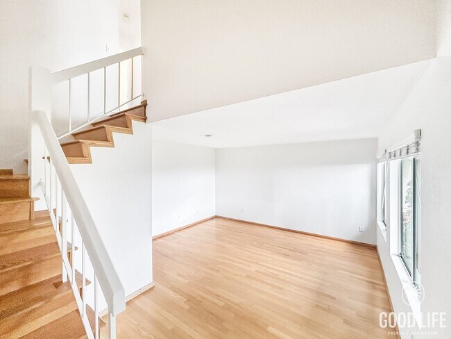 Foto del edificio - Stunning 3BD/2.5BA W/ Reserved Parking and Community Pool in Tierrasanta!