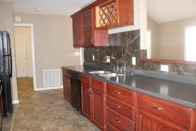 Building Photo - 905 S Butler Dr