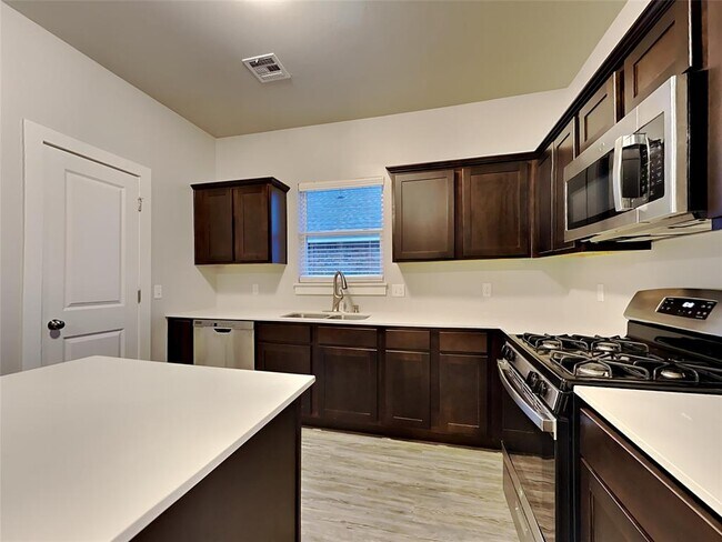 Foto del edificio - 14308 Peach Tree Dr