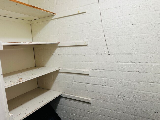 Foto del edificio - Hospital Corridor: Utilities Included Stud...