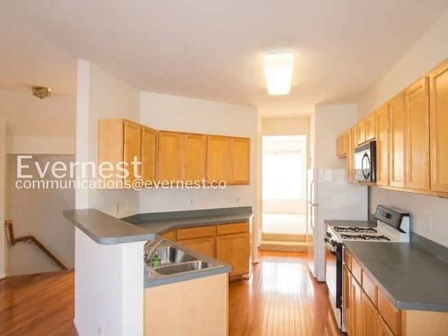 Foto del edificio - 3-Bed/2.5-Bath Townhome/Available Soon!