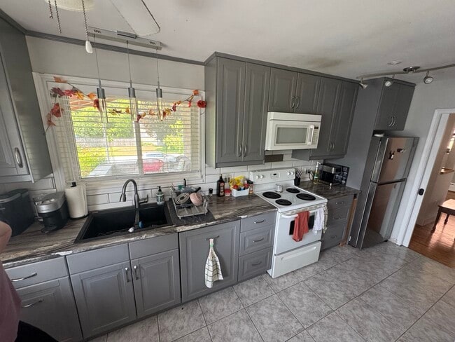 Building Photo - FOR RENT: 3 Bed 1 Bath