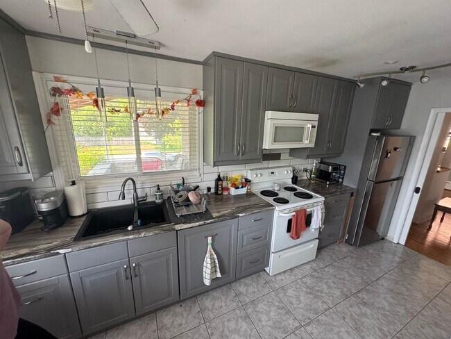 Photo du bâtiment - FOR RENT: 3 Bed 1 Bath