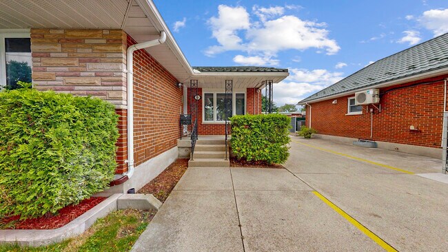 Photo du bâtiment - GORGEOUS NEWLY RENOVATED TWO BEDROOM MAIN ...