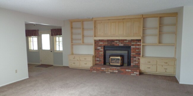 Building Photo - Cute Vintage 3 bedroom, 2 bath, 2 car gara...