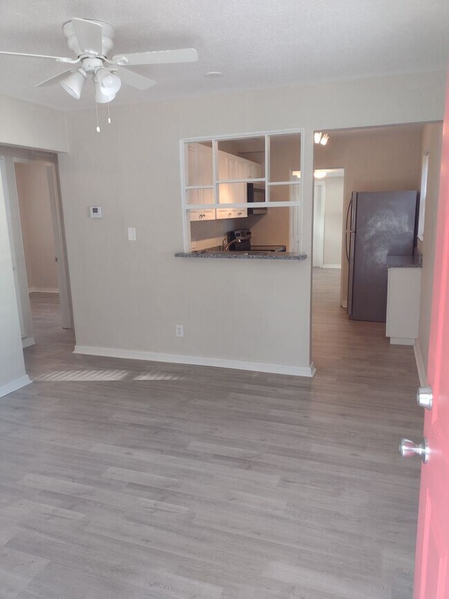 Foto del edificio - 3 br, 1 bath House - 4242 13TH AVE S