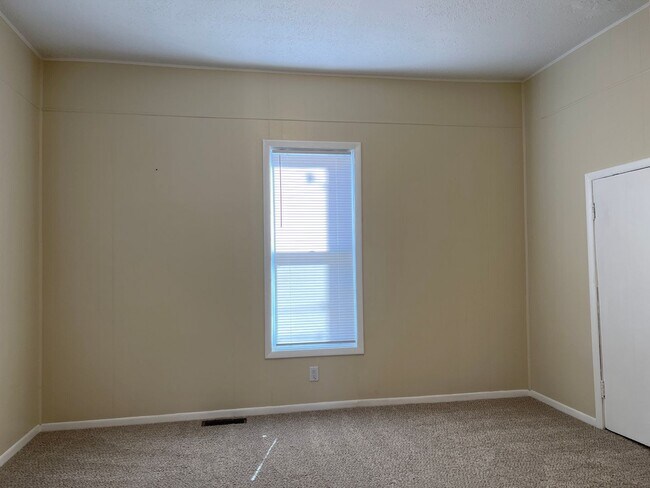 Foto del edificio - ADORABLE 3 BEDROOM HOUSE- FENCED BACK YARD