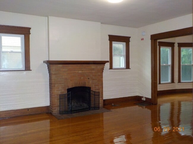 Building Photo - Beautiful 3 Bedroom July 1, 2026