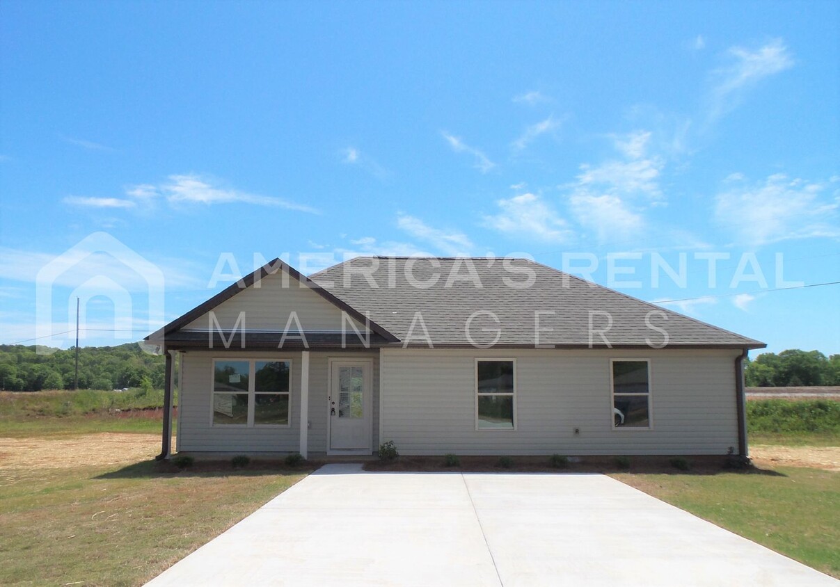 Foto principal - Home for Rent in Talladega, AL...COMING SOON