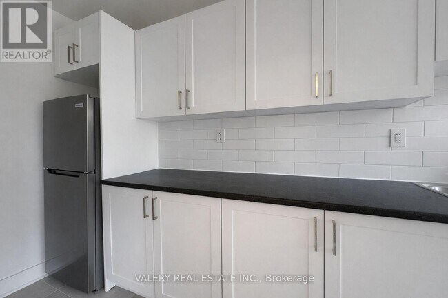 Building Photo - 391 Sherbourne St