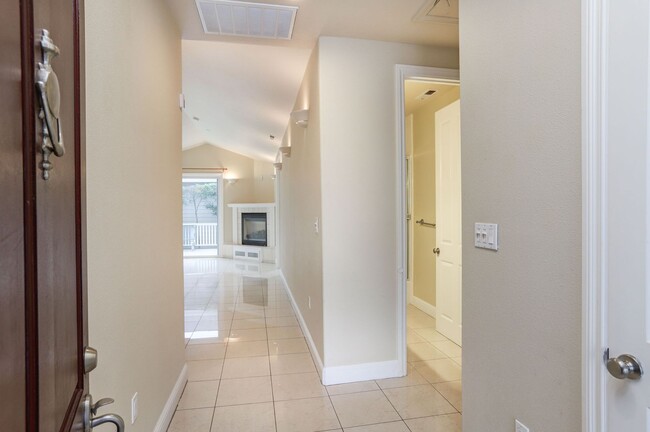 Building Photo - 4 Bed / 3.5 Bath clean and comfortable Sun...