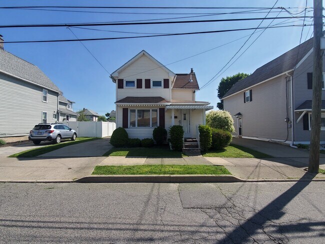 Front - 31 Durkee St