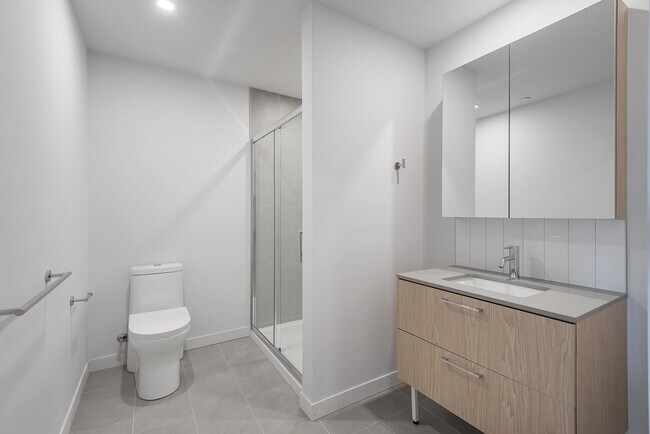 Building Photo - E406