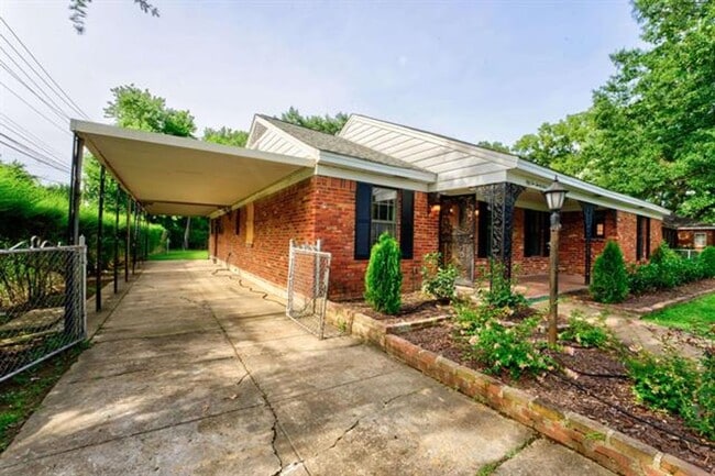 Building Photo - 4 bed, 3 bath recently updated with SS app...