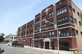 Building Photo - 3253 W Lawrence Ave