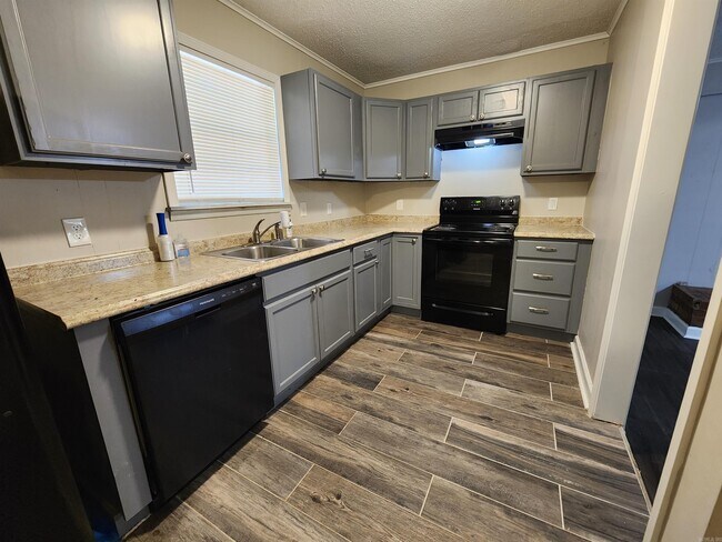 Building Photo - 705 Edgehill