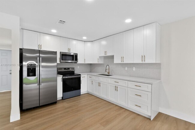 Foto del edificio - 7090 W 2nd Ct