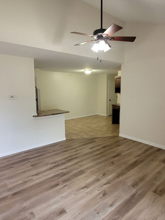 Building Photo - 2 Bed 2 Bath-Southampton Villas Condos  *1...
