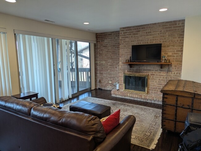 Building Photo - 5529 E Lake Dr