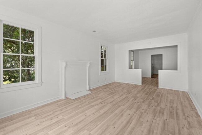 Building Photo - Spacious beautiful 4-bedroom 2 bath home