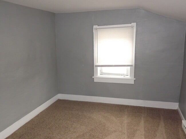 Building Photo - Updated 2 Bedroom Townhome