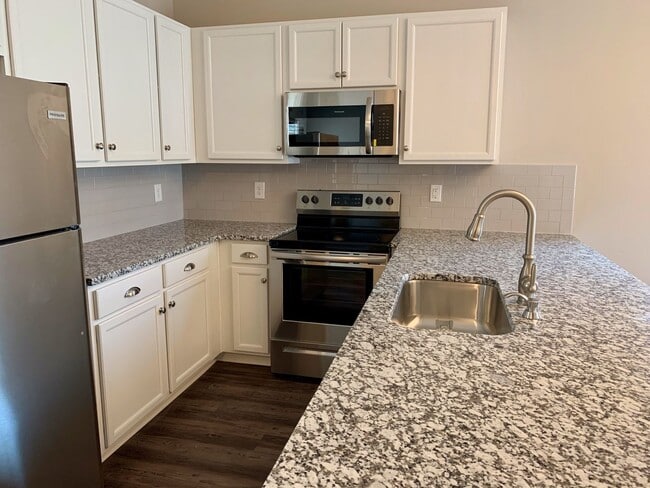 Building Photo - 3 Bedroom Home With Spacious Garage