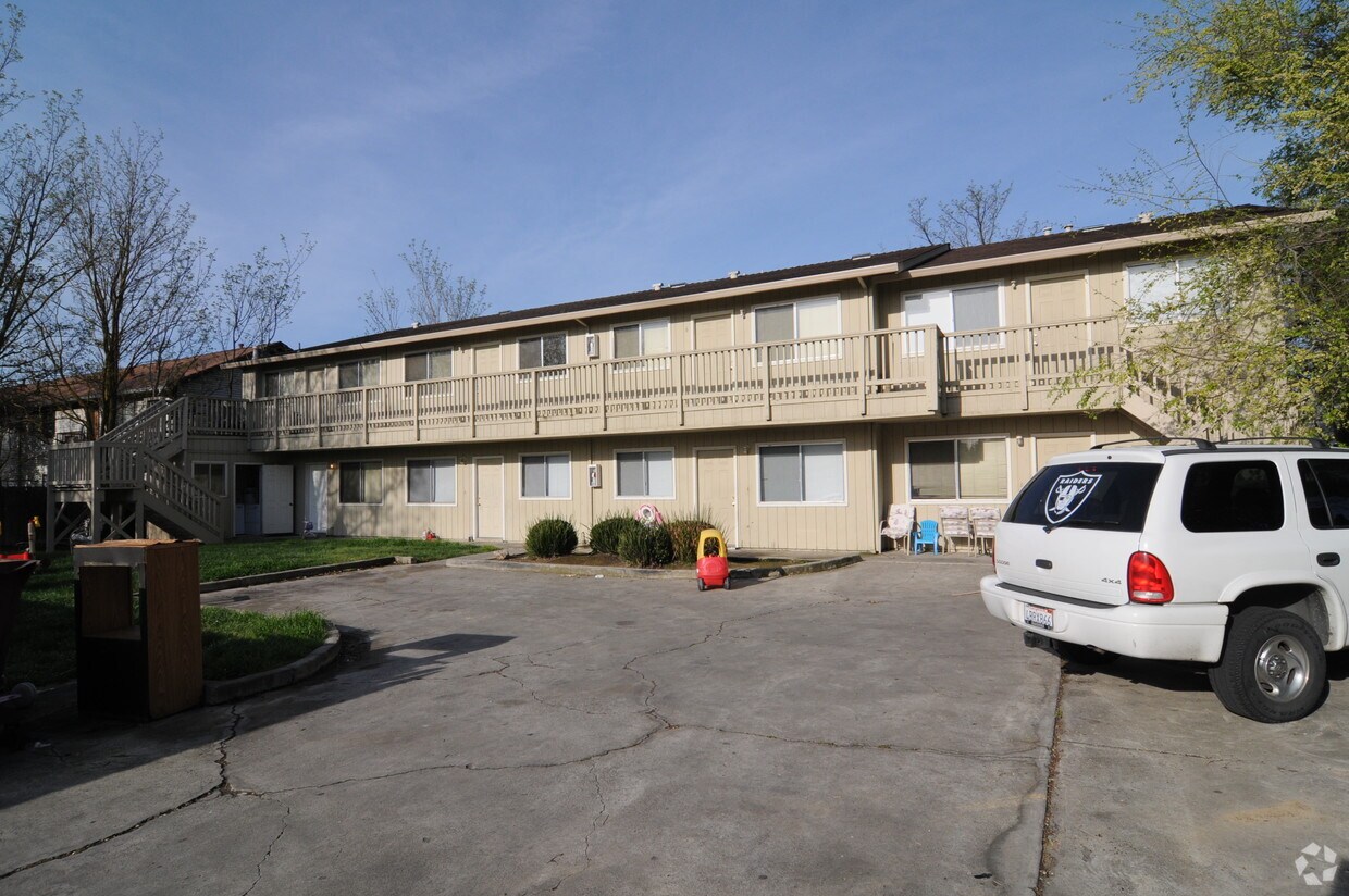 Building Photo - 1645 Court Dr