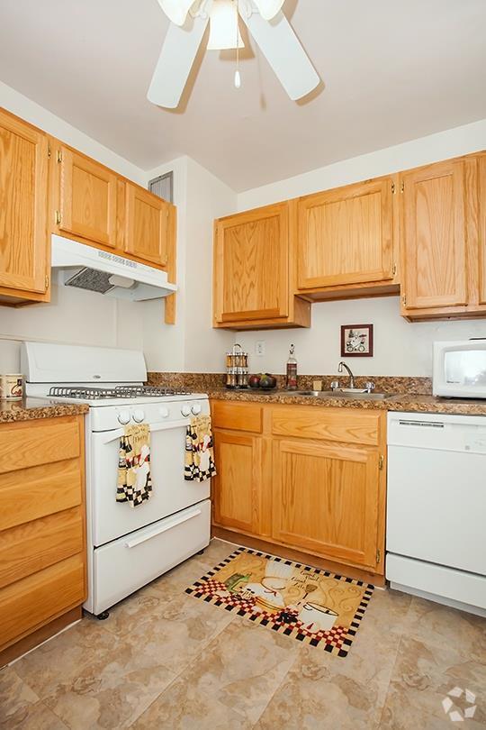 Kitchen - Towers of Windsor Park Apartment Homes