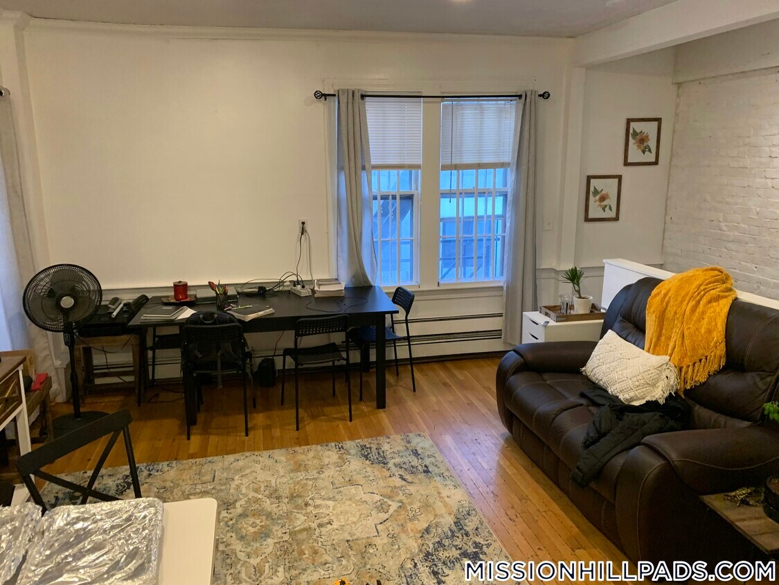 Primary Photo - 61 S Huntington Ave