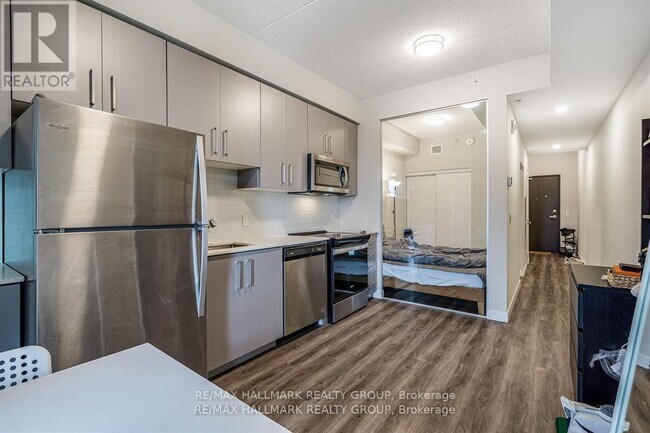 Building Photo - 15 Queen St S